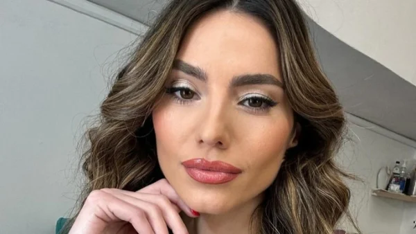 Ηλιάνα Παπαγεωργίου: Την είχαν βάλει στη μέση και την αποθέωναν - Ο ξέφρενος χορός σε πάρτι στην Ίμπιζα με διχτυωτό μεταλλικό φόρεμα