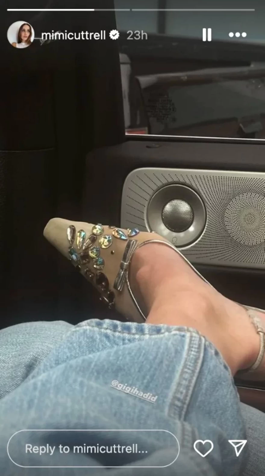 Αυτό είναι το πιο ανατρεπτικό παπούτσι για να φορέσεις με τζιν - Η Gigi Hadid το τόλμησε και μας εντυπωσίασε