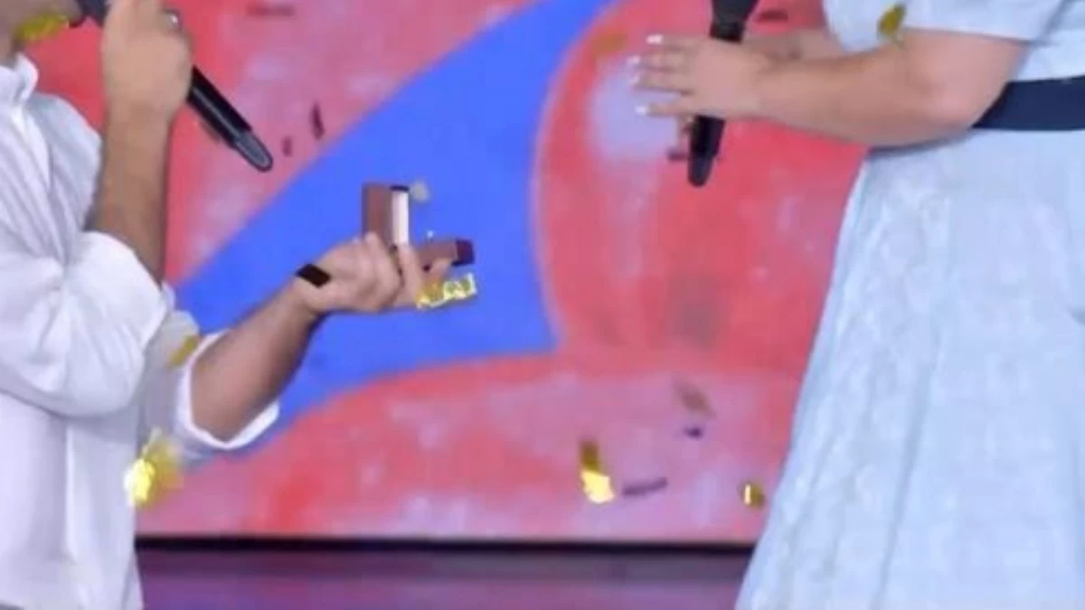 J2us: Ανέβηκαν στην σκηνή να τραγουδήσουν και της έκανε πρόταση γάμου - «Είσαι το αγαπημένο μου οτιδήποτε! Θα με παντρευτείς;»