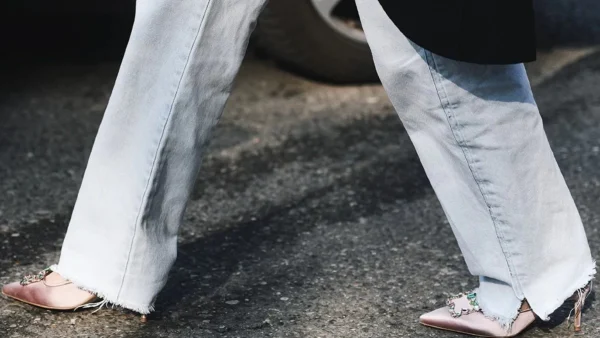 5 basic κομμάτια που θα φοράς με το τζιν σου την άνοιξη