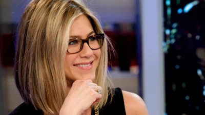 Είσαι 50+ & φοράς γυαλιά; Βρήκαμε τα κουρέματα που σου ταιριάζουν & θα σε κάνουν να μικροδείχνεις!