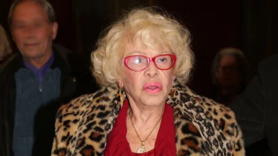 Έκλεισε τα 100 η Καίτη Γκρέυ: Η τούρτα και η ανθοδέσμη από τους αγαπημένους της - Η εικόνα της σήμερα