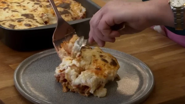 Ονειρική συνταγή: Ζουμερά κανελόνια με κιμά και μπεσαμέλ από την Αργυρώ Μπαρμπαρίγου