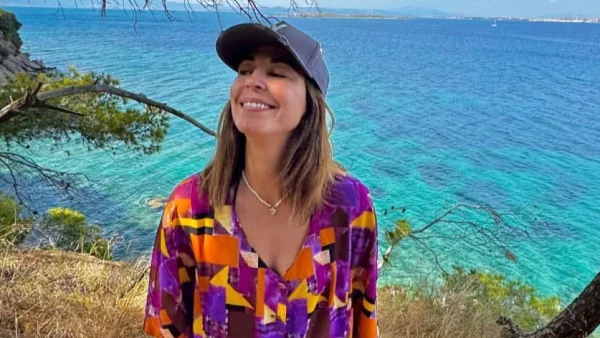 Κατερίνα Παπουτσάκη: Πρώτο μπάνιο για την ηθοποιό – Στο πλευρό της και οι γιοι της