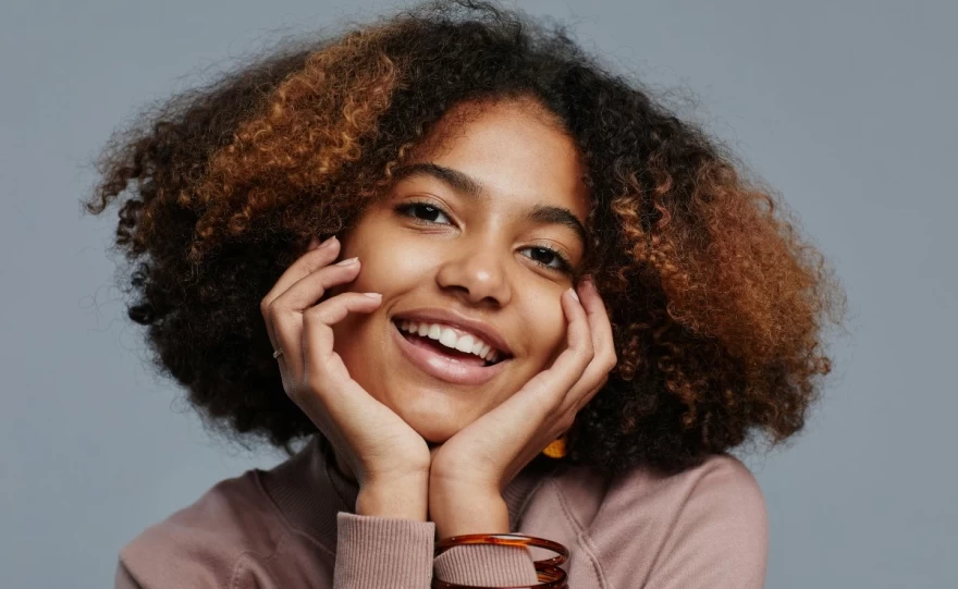 χαμογελαστό ευγενικό κορίτσι