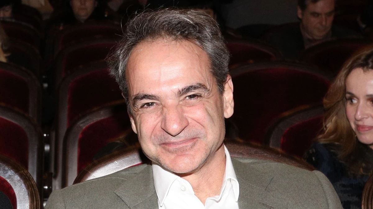 Κυριάκος Μητσοτάκης: Γαλανόλευκα με το σήμα της Ν.Δ & τη φωτογραφία του - Πανζουρλισμός στο Tik Tok με τα νέα παπούτσια του Πρωθυπουργού