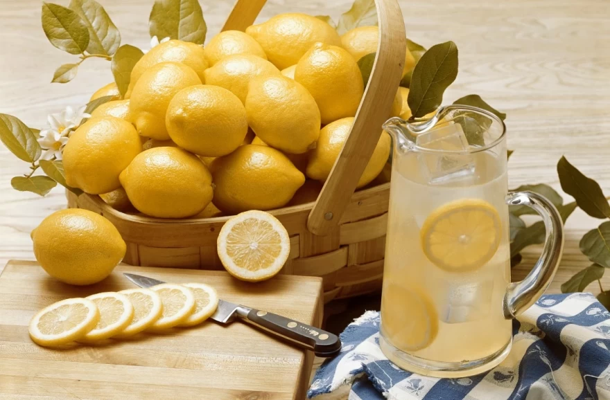 Λεμόνια και χυμός λεμονιού