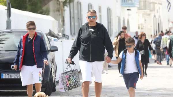 Γιώργος Λιάγκας: Στο γήπεδο με τους γιους του για τον Ολυμπιακό - Με τα κόκκινα κασκόλ στις κερκίδες