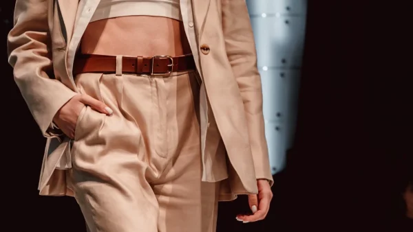 Αντί για τζιν: 10 σύνολα για να φορέσεις από Δευτέρα στη δουλειά