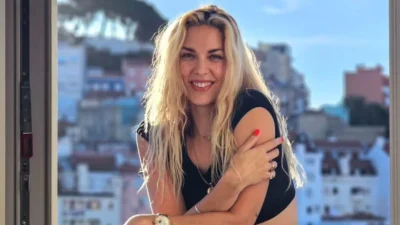 Η Μαντώ Γαστεράτου στο μπαλκόνι