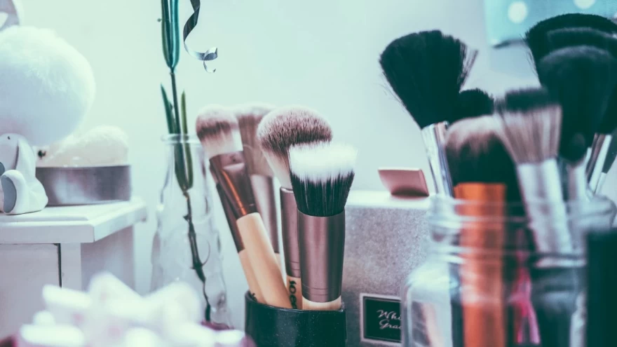 μπουντουάρ με πολλά πινέλα μακιγιάζ