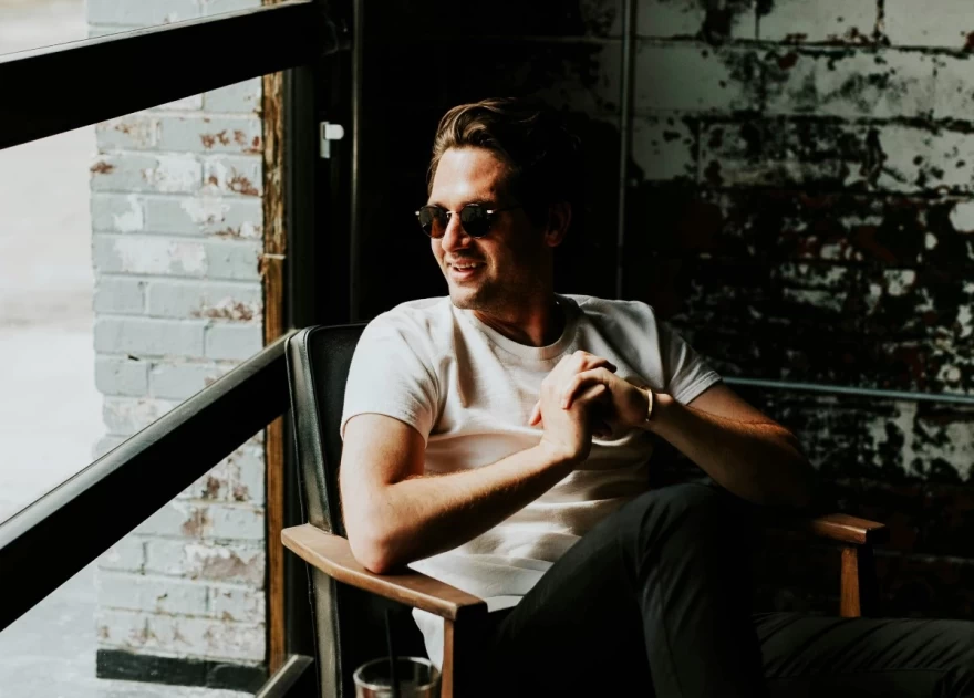 άνδρας κάθεται σε καρέκλα