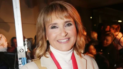 Μάρα Ζαχαρέα: Είναι 32 χρόνια παντρεμένοι - Χωμένη στην αγκαλιά του συζύγου της, Θοδωρή Ρουσόπουλου το βράδυ της Ανάστασης