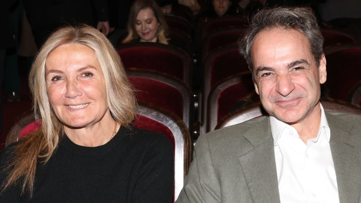 Μαρέβα Μητσοτάκη: Αγκαλιά με τα τρία της παιδιά - Η τεράστια ομοιότητά του γιου της με τον Κυριάκο Μητσοτάκη