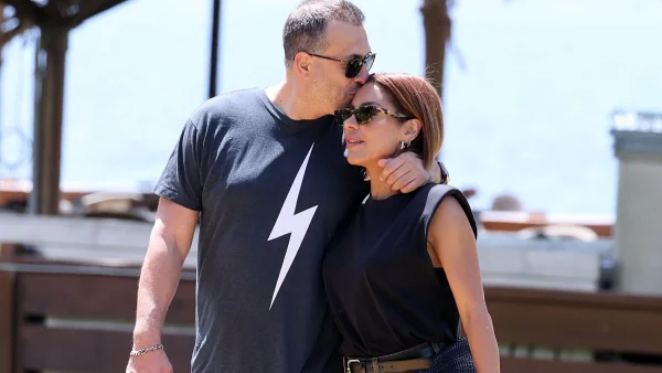 Μαριάντα Πιερίδη: Αχώριστη από τον σύντροφό της, Πάνο Ιωάννου - Φιλιά και αγκαλιές σε καφέ της Γλυφάδας πάνω στη θάλασσα