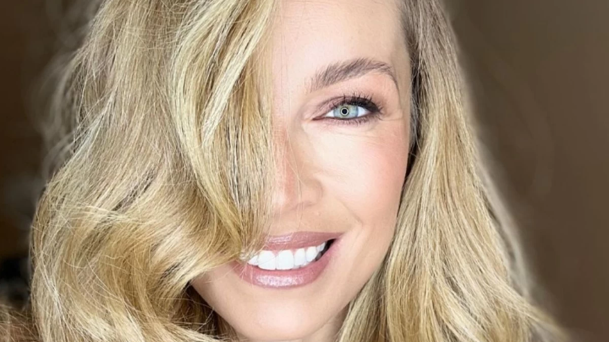 Μαριέττα Χρουσαλά: Άβαφη και χωρίς φίλτρα με μπικίνι σε παραλία στην Καλιφόρνια - Το πραγματικό της σώμα στα 41