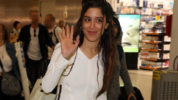 Μαρίνα Σάττι: Ντυμένη στα λευκά με παντόφλες & μαύρη κάλτσα - Επέστρεψε στην Ελλάδα μετά τον τελικό της Eurovision 2024