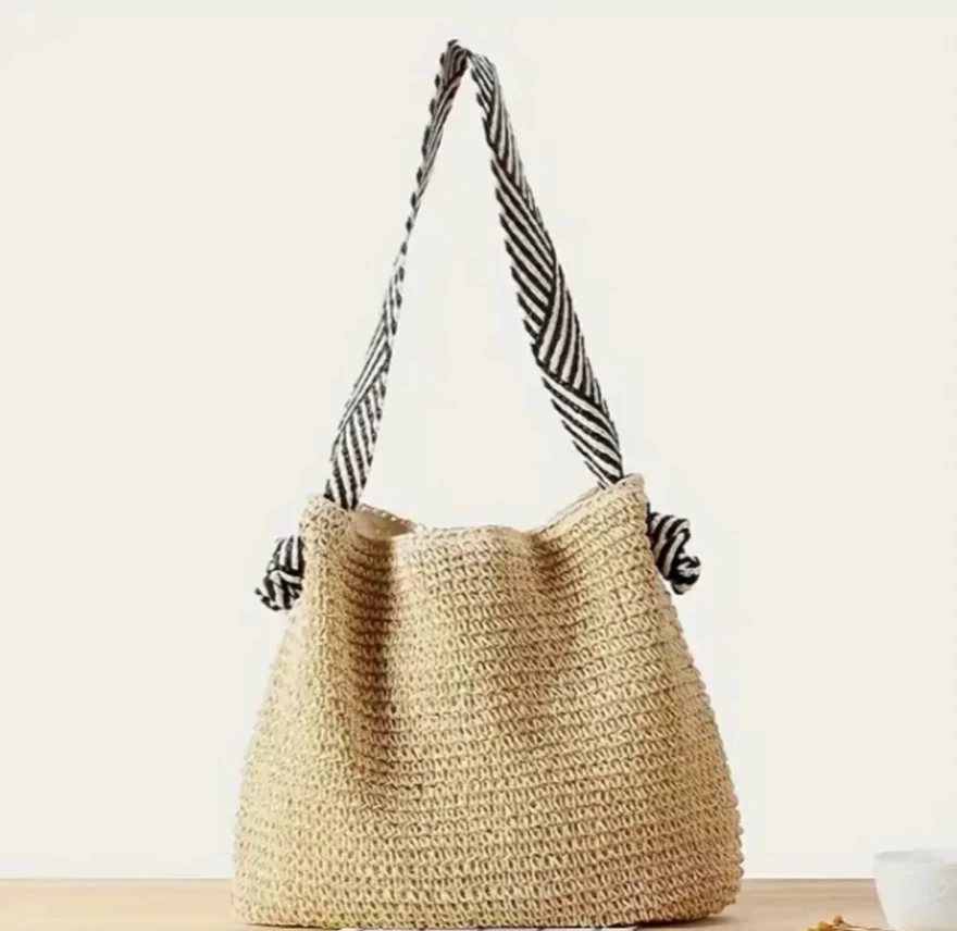 ψάθινη τσάντα με υφασμάτινο λουράκι