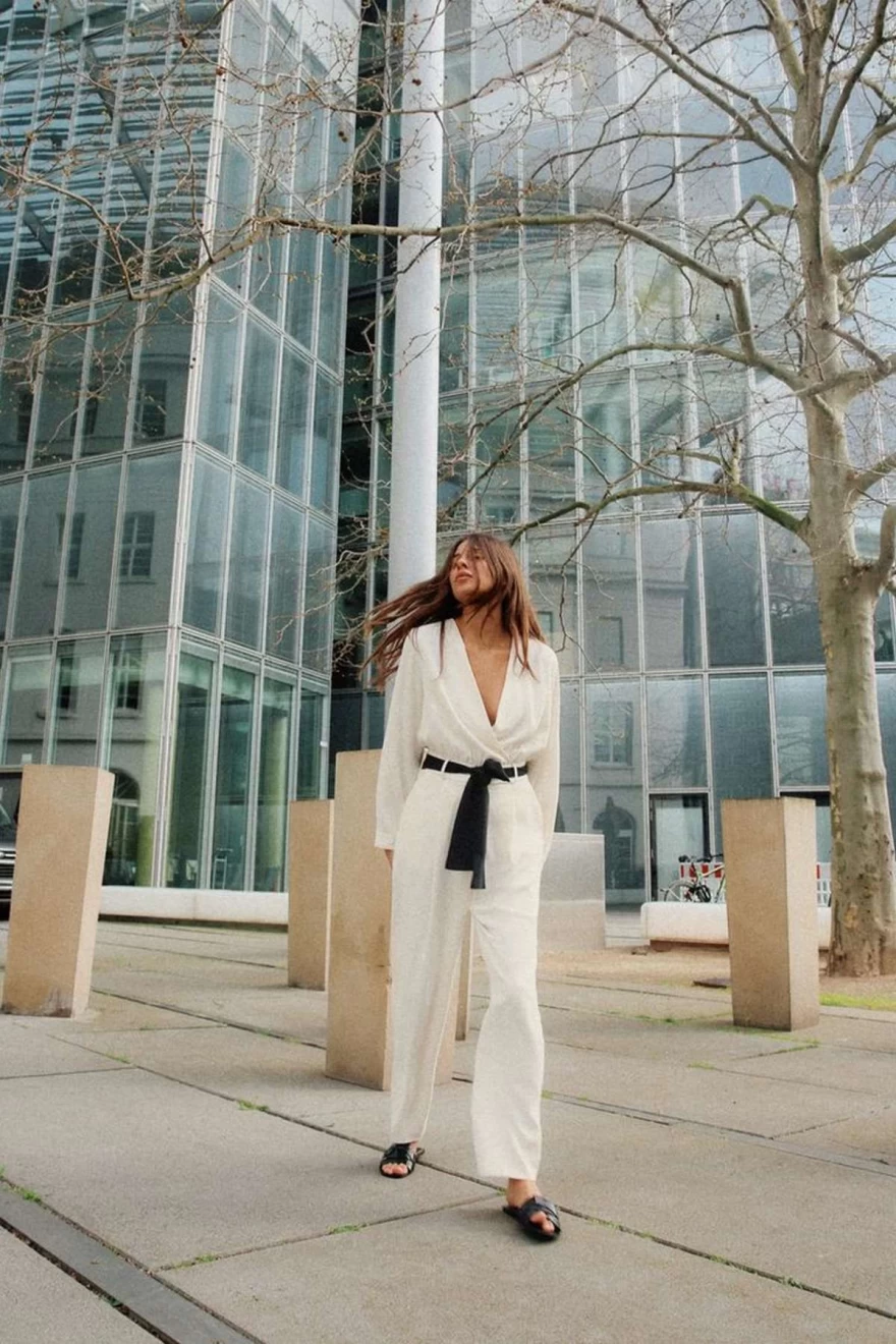 zara ολόσωμη λευκή φόρμα με μαύρη ζώνη