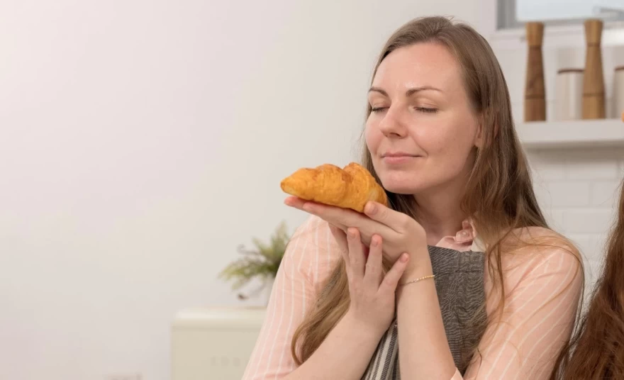 γυναίκα μυρίζει ένα κρουασάν