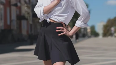 Τα παπούτσια που ταιριάζουν τέλεια με (πολύ) μίνι φούστα - Οι συνδυασμοί που φοράνε οι fashionistas