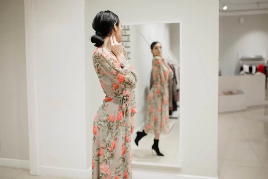 γυναίκα στον καθρέφτη