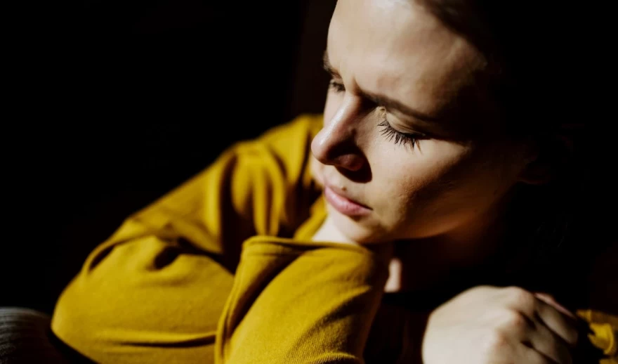 γυναίκα σε αρνητικό mood