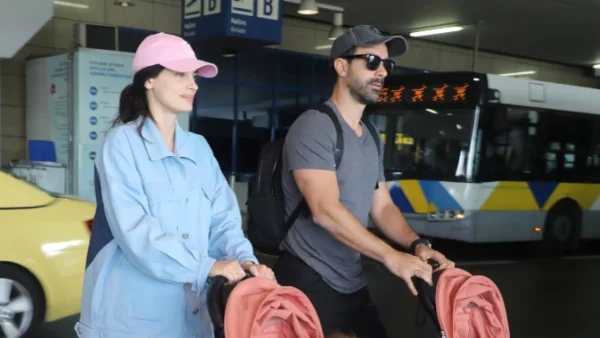 Χριστίνα Μπόμπα & Σάκης Τανιμανίδης: Με φόρμες όλη η οικογένεια στο αεροδρόμιο - Οι τρυφερές στιγμές με τις δίδυμες