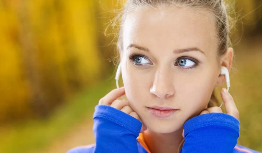 κορίτσι ακούει μουσική από ακουστικά