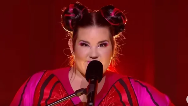 Eurovision: Αγνώριστη η θρυλική Netta Barzilai που κέρδισε με το ''Toy'' - Μείον 30 κιλά έξι χρόνια μετά τη νίκη της (Βίντεο)