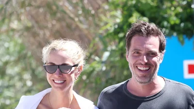 Δούκισσα Νομικού: Περπατούσε με μυκονιάτικο αέρα φορώντας παρεό & λινό πουκάμισο - Τρυφερές βόλτες με τον σύζυγό της