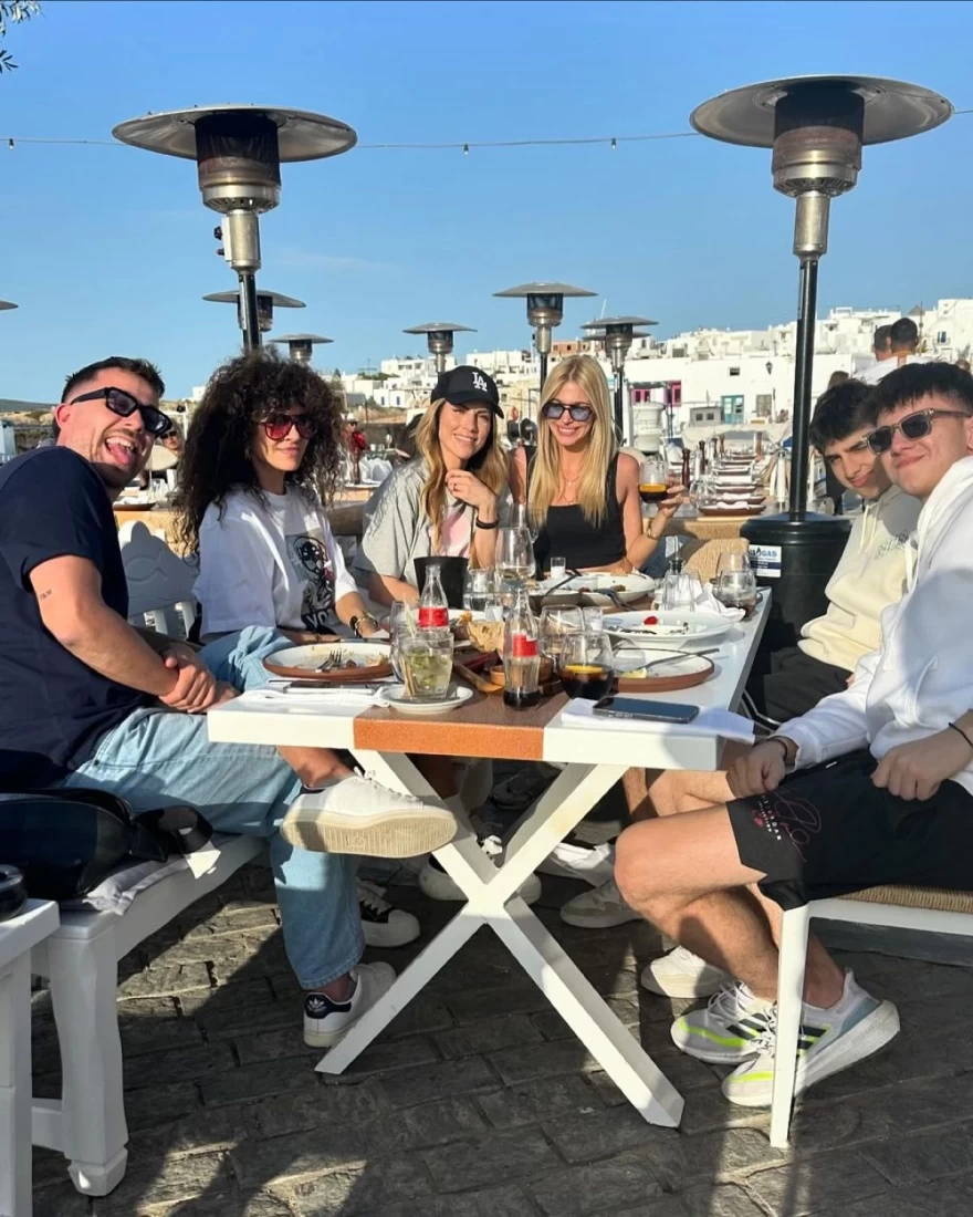 Ντορέττα Παπαδημητρίου με Μαρία Σολωμού, Fipster, Βάλια Χατζηθεοδώρου και γιους