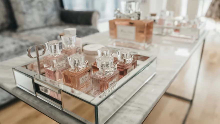 αρώματα πάνω σε τραπέζι