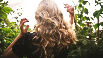 Tips για λαμπερά και υγιή μαλλιά όλο το καλοκαίρι