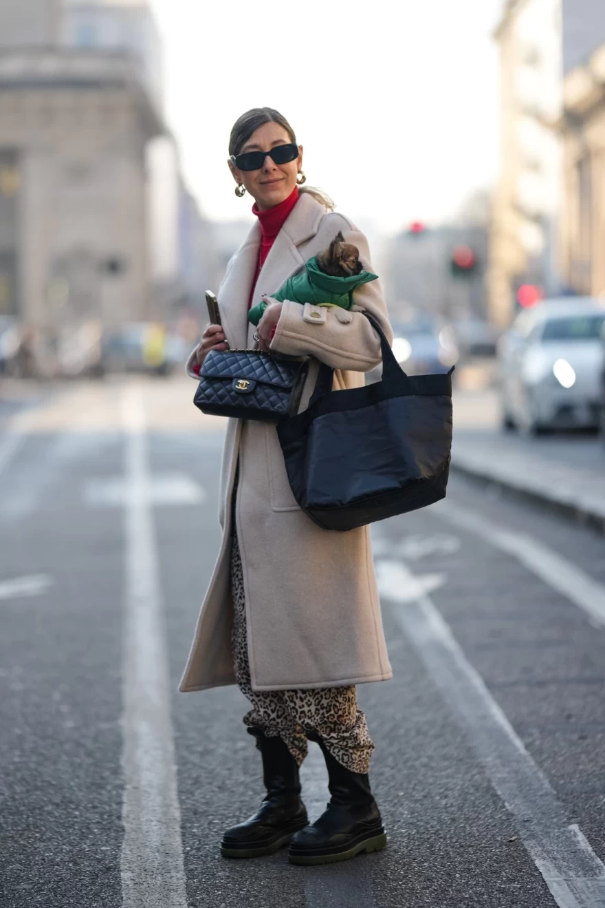 διπλή τσάντα γυναίκα στον δρόμο