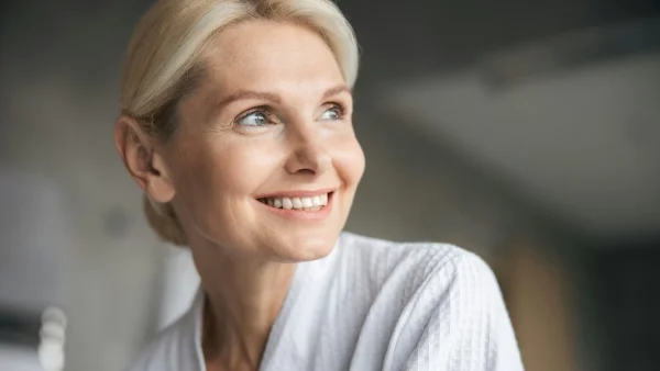 Ρετινόλη και νιασιναμίδη: Ο τέλειος αντιγηραντικός συνδυασμός για μια νεανική επιδερμίδα μετά τα 50!