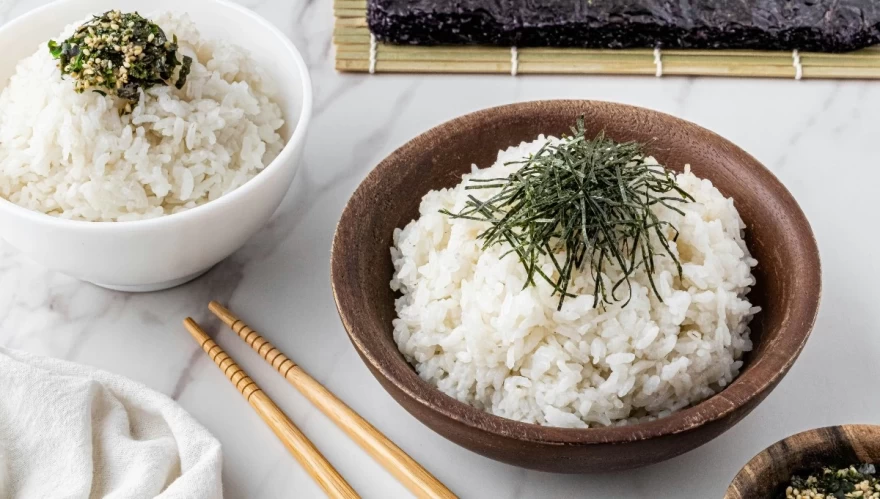 Δυο πιάτα με λευκό ρύζι