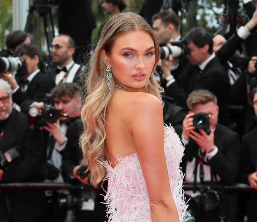 H  Romee Strijd στο κόκκινο χαλί των φεστιβάλ των Καννών
