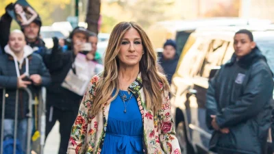 "Sandwich dressing": Πώς θα εντάξεις το στυλ στα looks σου όπως το κάνει η Carrie Bradshaw