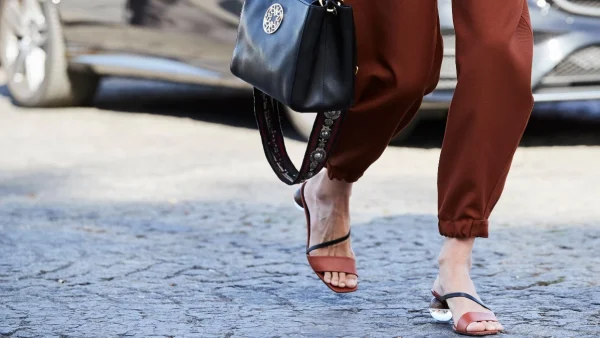 Αυτό το φυσικό υλικό πρωταγωνιστεί στα παπούτσια του καλοκαιριού και γίνεται No1 τάση