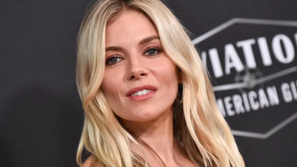 It Girl Blonde: Το ξανθό που θα λατρέψεις για τα μαλλιά σου αυτό το καλοκαίρι!