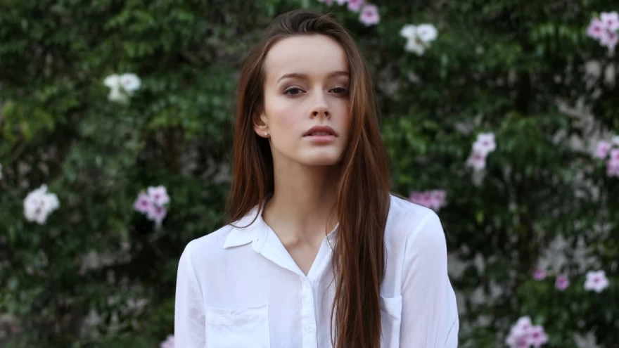 γυναίκα με όμορφη επιδερμίδα