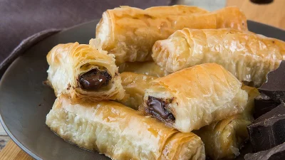 Λιώνουν στο στόμα: Μπουρεκάκια σοκολάτας με φύλλο κρούστας