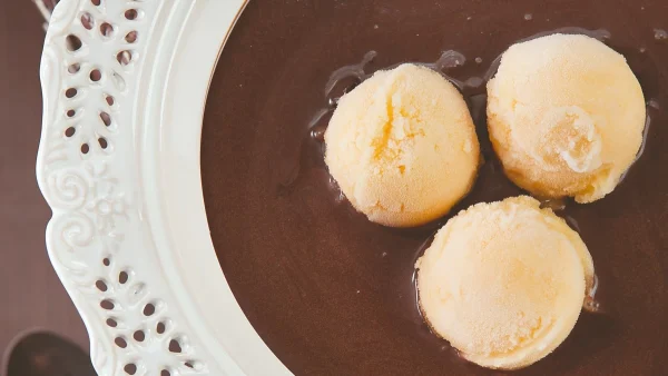 Είναι το κάτι άλλο: Ζεστή σούπα σοκολάτας με σορμπέ πορτοκάλι