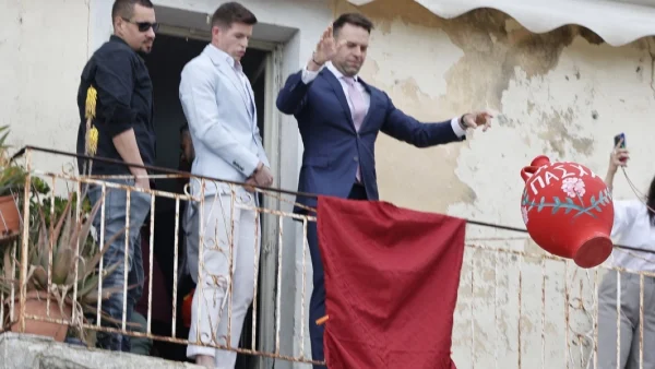 Πάσχα – Ο Στέφανος Κασσελάκης στην Κέρκυρα με τον σύζυγό του Tyler McBeth, έσπασαν τους μπότηδες μαζί!