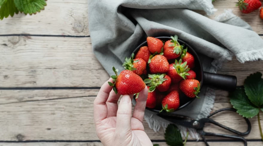 φράουλες πάνω σε τραπέζι
