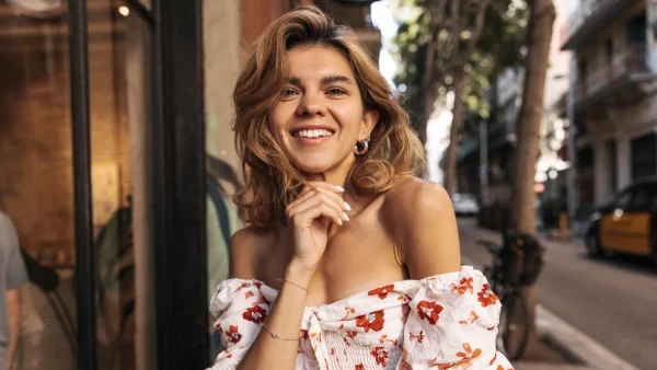 Αυτά είναι τα μοναδικά παπούτσια που μια fashion expert θα έβαζε τώρα στην ντουλάπα της