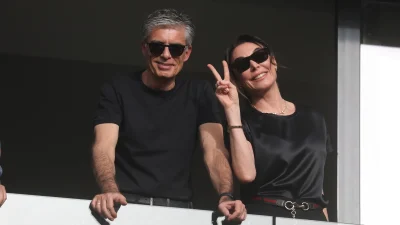 Τατιάνα Στεφανίδου & Νίκος Ευαγγελάτος: Ερωτευμένοι στις Σπέτσες – Περπατούσαν χέρι-χέρι στον δρόμο