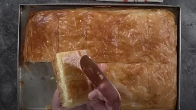 Σπιτική τυρόπιτα με γέμιση των 5 λεπτών - Πως να βγει αφράτη μέσα και με τραγανό φύλλο