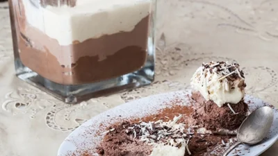 Για τους λάτρεις της σοκολάτας: Τριπλή μους ψυγείου σε ποτήρι - Έτοιμη σε 20 λεπτά